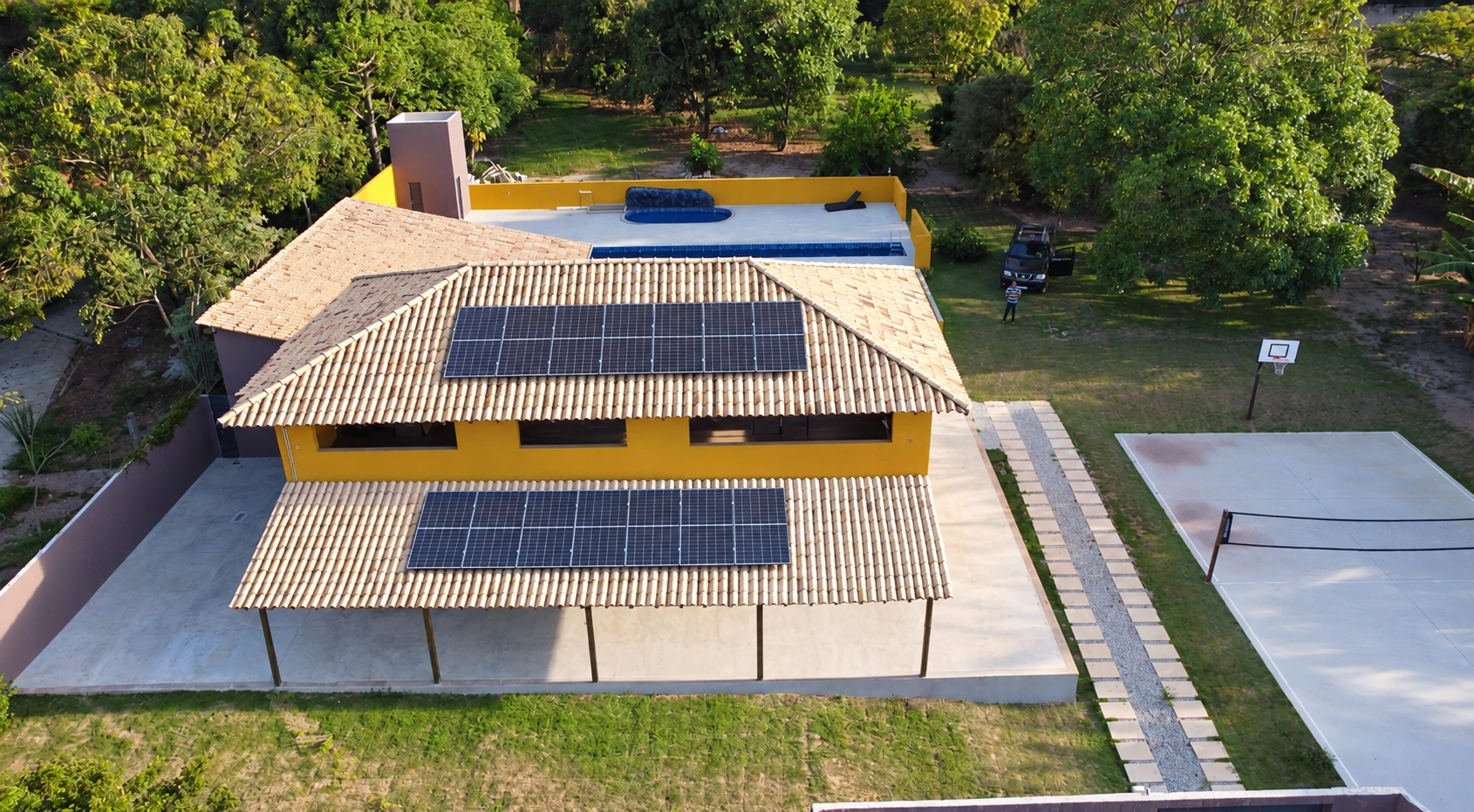 Painéis solares com baterias instalados pela Erasolar em casa de campo na zona rural de Minas Gerais